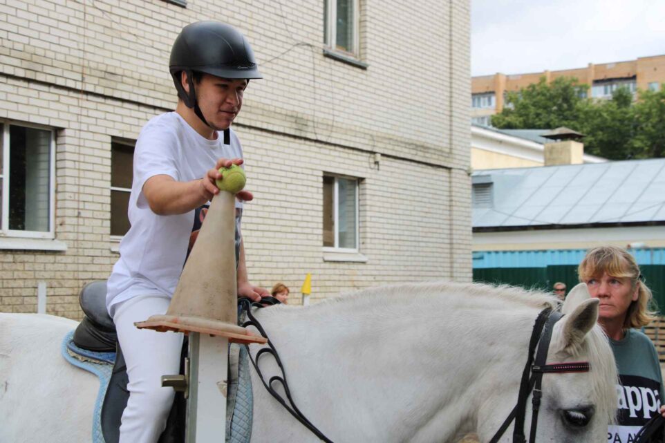 Cоревнования по конному спорту для лиц с ограниченными возможностями здоровья, посвященные Дню флага РФ